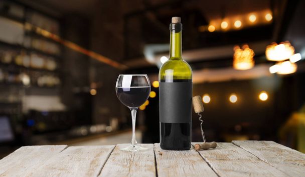Drahé víno kolekce a dřevěný Sud ve vinném sklepě degustační a výrobní koncepce - Fotografie, Obrázek