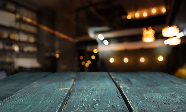 fundo borrado de bar e espaço de mesa marrom escuro de madeira retro
 - Foto, Imagem