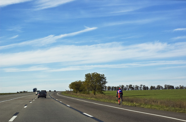 ποδηλάτης στην εθνική οδό - Φωτογραφία, εικόνα