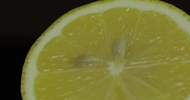 Delicioso corte de limón para exprimir jugo fresco. Mitad limón
 - Metraje, vídeo