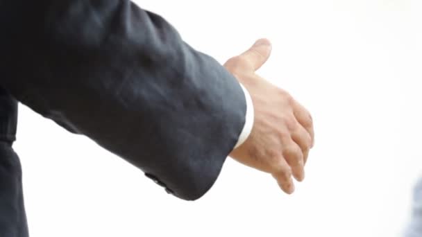 Uścisk dłoni. Hd1080p: dwóch biznesmenów drżenie rąk. Na białym tle - Materiał filmowy, wideo