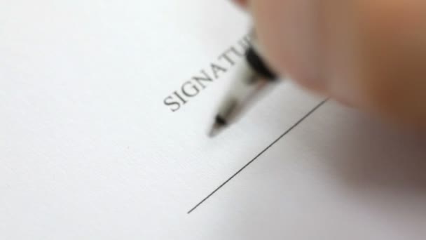 Υπογραφή συμβολαίου. Hd1080p: λεπτομέρεια από έναν επιχειρηματία που υπογράφει τη σύμβαση. Η υπογραφή είναι πλαστό - Πλάνα, βίντεο
