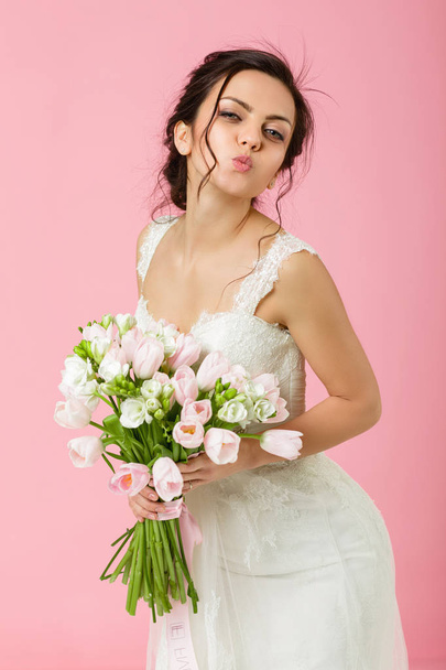 Portrait of beautiful bride with wedding bouquet - Foto, Imagem