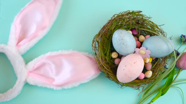 Καλό Πάσχα επιβάρυνση με Πασχαλινά αυγά και διακοσμήσεις σε ένα ξύλο παρασκήνιο. - Πλάνα, βίντεο