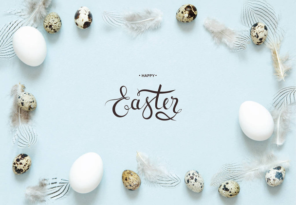 Kirjoitus Hyvää pääsiäistä. Pääsiäisen koostumus pääsiäismunilla ja höyhenillä. Tasainen, ylhäältä
. - Valokuva, kuva