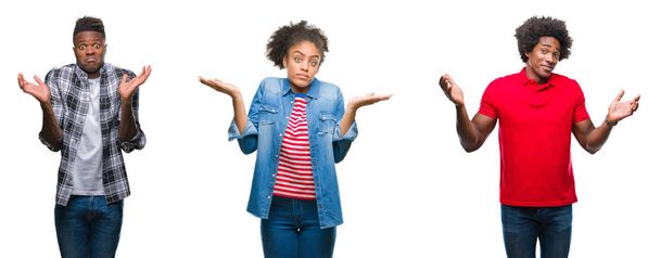 Kolaj bir grup Afrikalı-Amerikalı insanlar izole arka plan clueless ve şaşkın bir ifadeyle kollar ve eller kaldırdı üzerinde afro saçlı. Şüphe kavramı. - Fotoğraf, Görsel