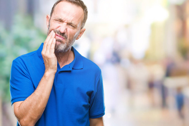 Orta yaş diş ağrısı veya dişlerde dişlerle ilgili hastalık nedeniyle ağız acı ifadesi ile el ile dokunmak izole arka plan üzerinde ağarmış komuta sizde. Diş hekimi kavramı. - Fotoğraf, Görsel