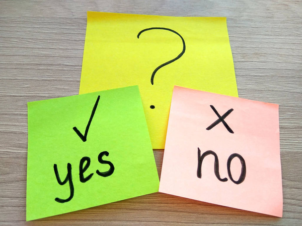 Ano nebo ne otázka zpráva na poznámkách sticky notes na dřevěné pozadí. Koncept řešení a výběru problém - Fotografie, Obrázek