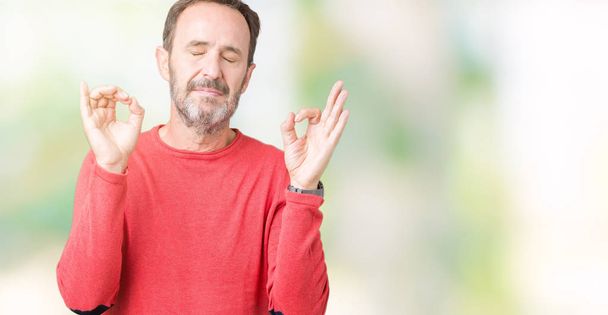 Brunetě středního věku otřepané starší muž na sobě zimní svetr izolované pozadí relaxovat a usmívá se očima uzavřené vede meditační gesta prsty. Koncept jógy. - Fotografie, Obrázek