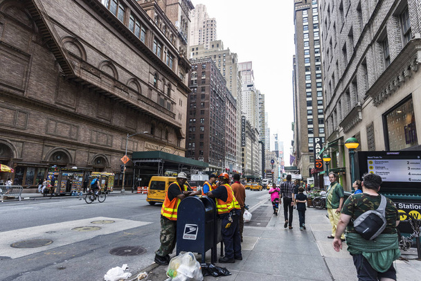 Construction workers on a street in New York City, USA - Zdjęcie, obraz