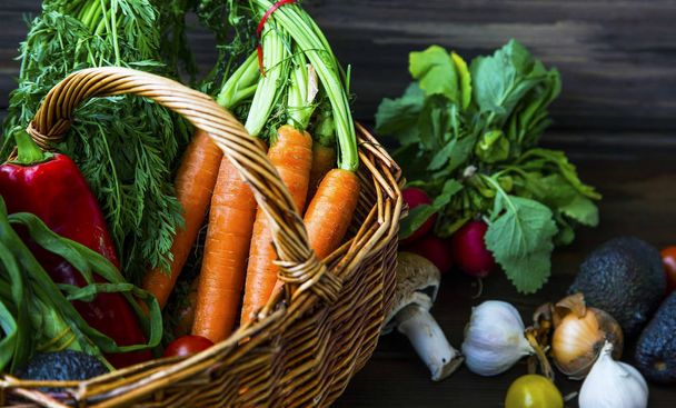 Légumes bio bio sains dans un panier aux carottes, légumes verts
, - Photo, image