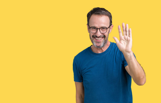 Красивый седовласый мужчина средних лет носит очки на изолированном фоне, отказываясь говорить привет счастливый и улыбающийся, дружелюбный жест приветствия
 - Фото, изображение