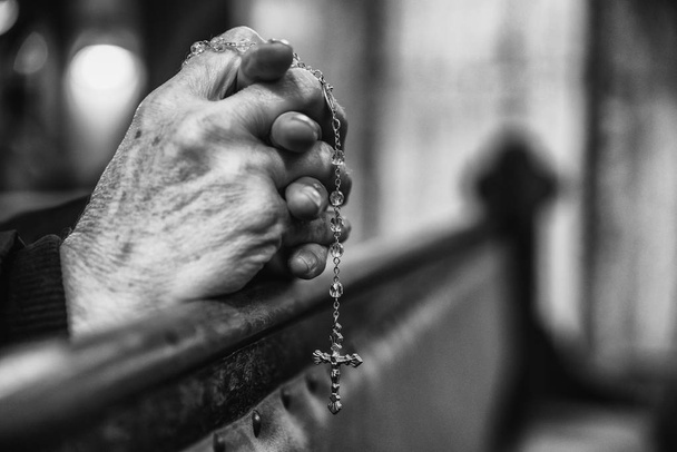 Orar mãos com rosário na igreja
    - Foto, Imagem