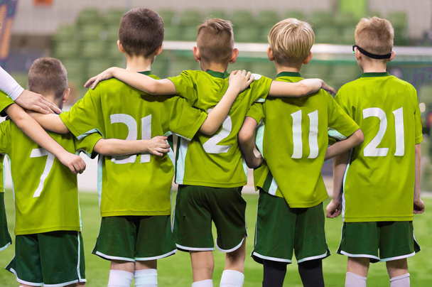 Youth Junior Soccer Team. Niños de pie en una fila y viendo patadas penales durante el tiempo extra
 - Foto, Imagen