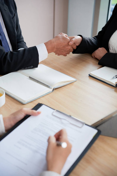 Крупный план бизнес-партнеров, пожимающих руки для подтверждения сделки
 - Фото, изображение
