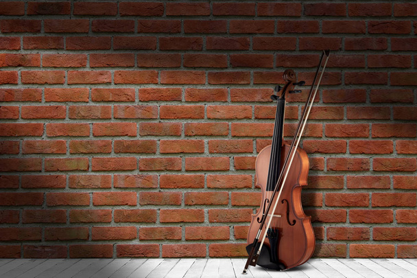 Vintage παλαιό βιολί κοντά τούβλο τοίχο πλαίσιο. - Φωτογραφία, εικόνα