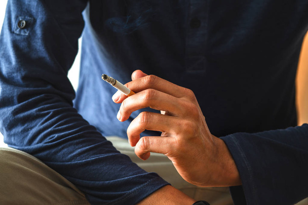 Homem fumando cigarro
 - Foto, Imagem