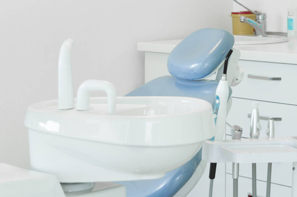 крупним планом порожній стоматологічний кабінет зі стерильним обладнанням
 - Фото, зображення