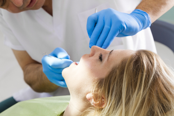 dentiste et patiente en clinique dentaire
 - Photo, image