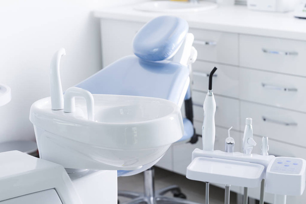 Nahaufnahme einer leeren Zahnarztpraxis mit sterilen Geräten - Foto, Bild