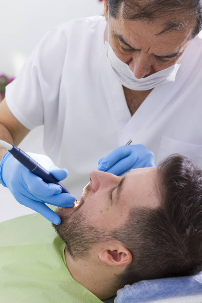 stomatologa i pacjenta podczas zabiegu w klinice stomatologicznej - Zdjęcie, obraz