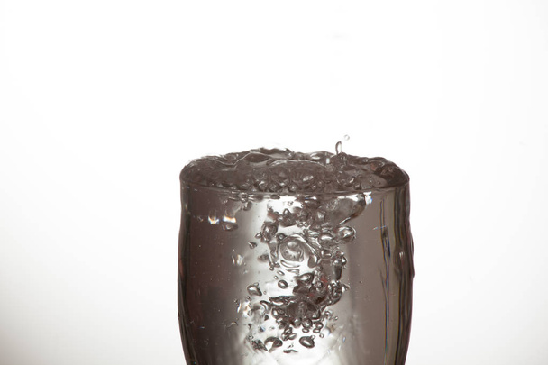 bicchiere d'acqua potabile o bicchiere d'acqua con veleno indefinito
 - Foto, immagini