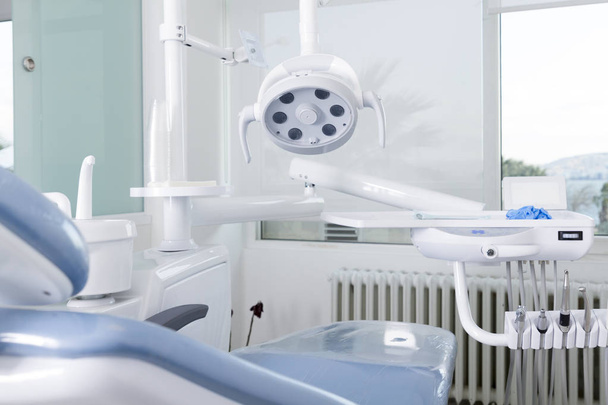 vista de perto do consultório odontológico vazio com equipamento estéril
 - Foto, Imagem