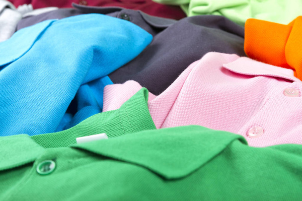 vue rapprochée de différentes chemises colorées
  - Photo, image