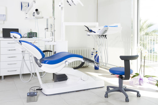 vista de perto do consultório odontológico vazio com equipamento estéril
 - Foto, Imagem