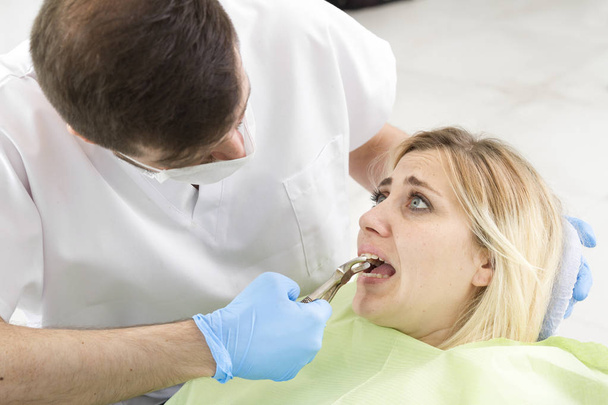 dentista maschile e giovane paziente femminile durante la procedura in clinica dentale
 - Foto, immagini