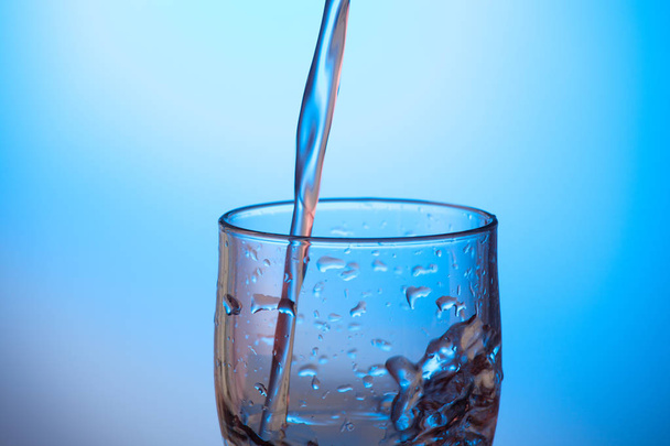 πίνοντας το ποτήρι νερό ή ένα ποτήρι νερό με απροσδιόριστη δηλητήριο - Φωτογραφία, εικόνα