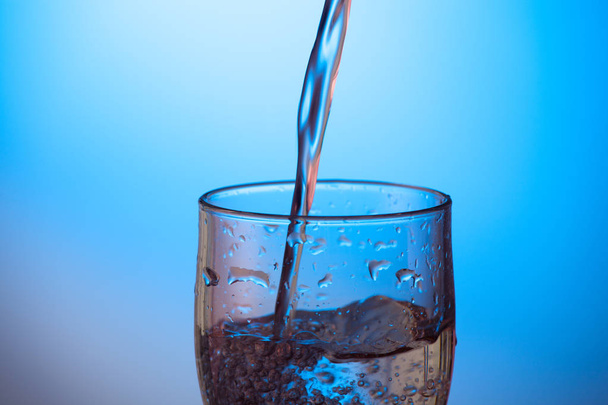 pití vody nebo sklenice vody s nedefinovanou jedem - Fotografie, Obrázek