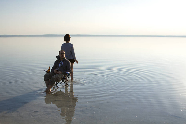 jeune couple se reposant au bord de la mer ensemble
 - Photo, image