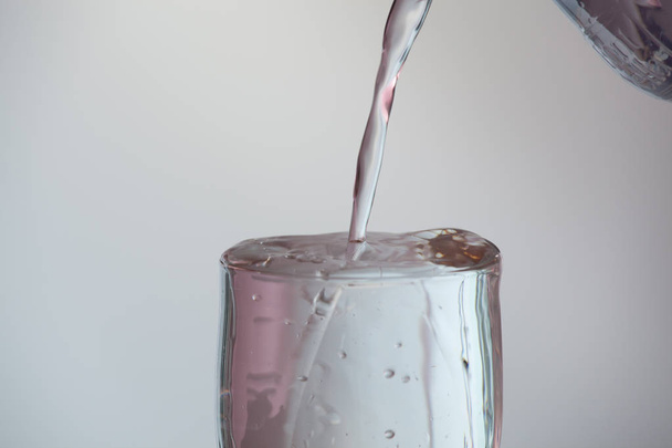 vaso de agua o vaso de agua con veneno indefinido
 - Foto, Imagen