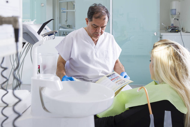 чоловічий стоматолог і пацієнтка-жінка в стоматологічній клініці
 - Фото, зображення
