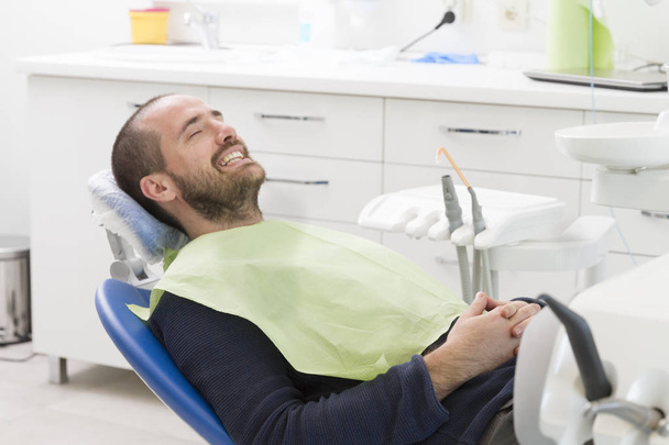 Ενήλικος ασθενής περιμένοντας οδοντίατρους στην οδοντιατρική κλινική - Φωτογραφία, εικόνα
