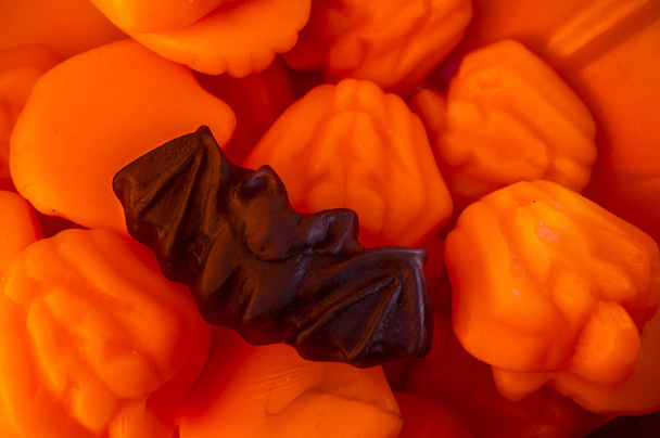 Saco de doces cheio de doces de morcego goma
 - Foto, Imagem