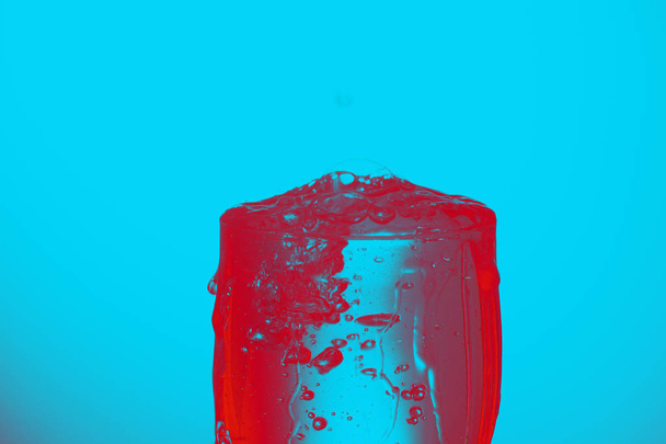 水のガラスまたは未定義の毒が付いている水のガラスを飲む - 写真・画像