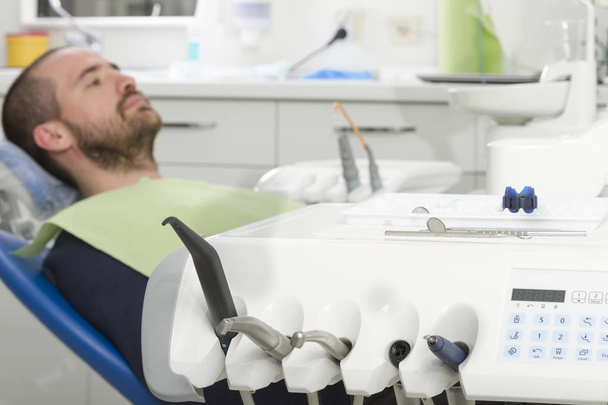 patient adulte en attente d'un dentiste à la clinique dentaire
 - Photo, image