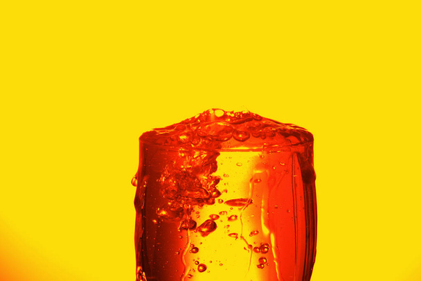 水のガラスまたは未定義の毒が付いている水のガラスを飲む - 写真・画像