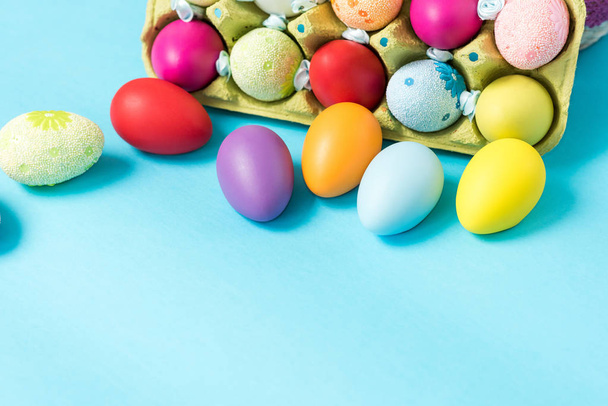 Élénk színekkel festett húsvéti tojás - Fotó, kép