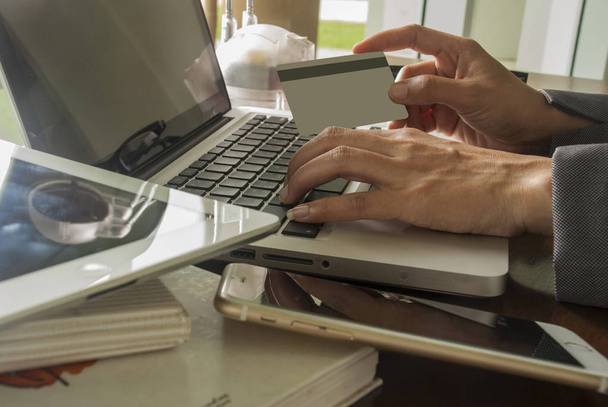 Ženské podnikatelé používají kreditní karty pro nákupy online. - Fotografie, Obrázek