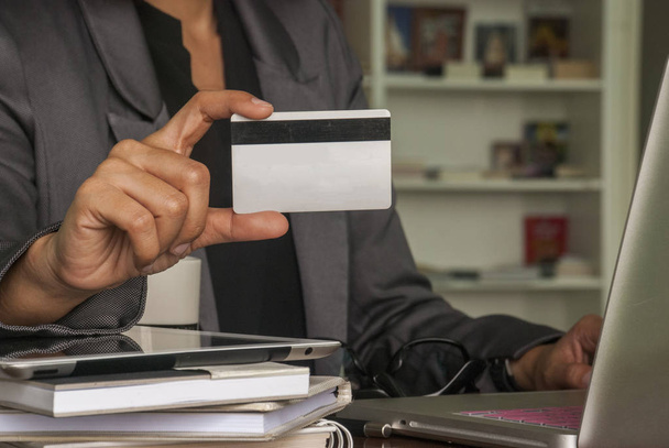 Mujeres hombres de negocios están utilizando tarjetas de crédito para compras en línea
. - Foto, Imagen