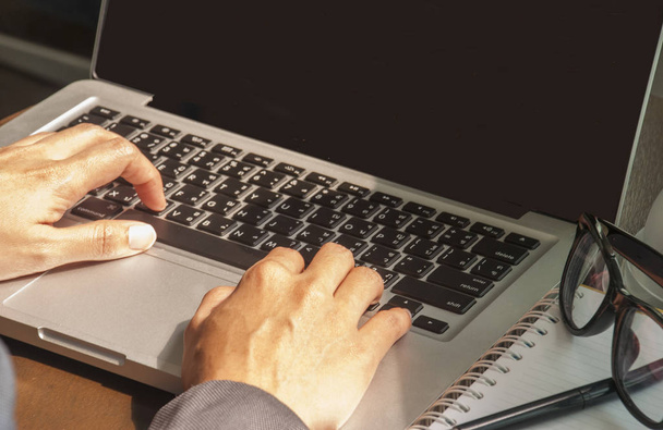 Imagen de cerca de una joven que está escribiendo en una computadora portátil
 - Foto, Imagen