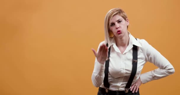 Portret van een vrouw op gele achtergrond streng - Video