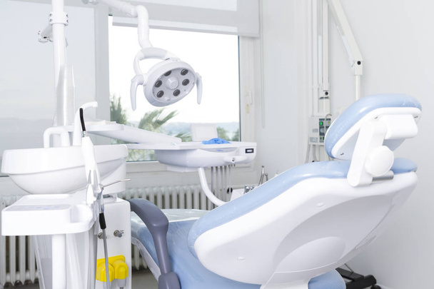 закрыть вид на пустой кабинет стоматолога со стерильным оборудованием
 - Фото, изображение