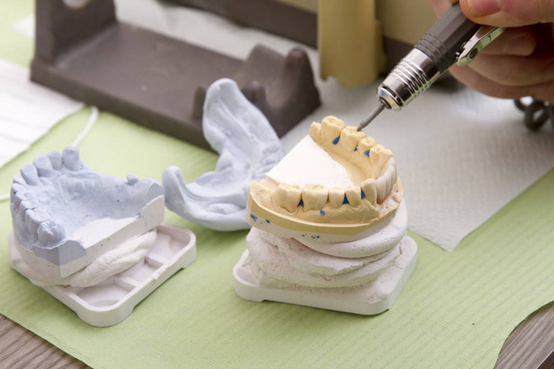częściowy widok dentysty pracy w miejscu pracy w gabinecie stomatologicznym - Zdjęcie, obraz