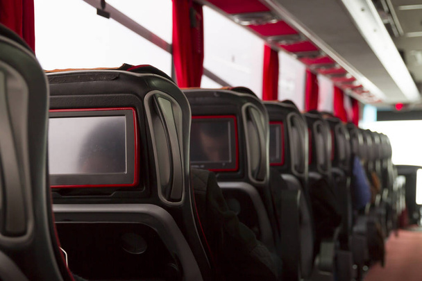 バスで空白の画面を持つ空レザーシートのクローズ アップ表示 - 写真・画像