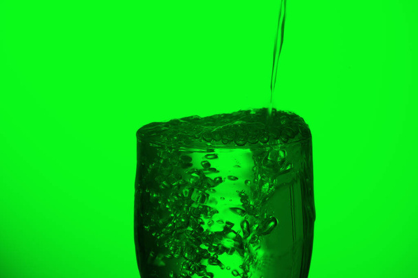 bicchiere d'acqua potabile o bicchiere d'acqua con veleno indefinito
 - Foto, immagini