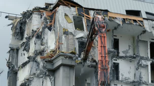 Екскаватор знищує стару будівлю. Демонтажні роботи, шматки бетону та арматури падають
 - Кадри, відео